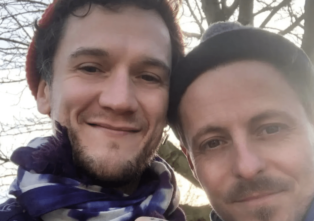 在印度结束旅行归程的伦敦情侣杰米和芬加尔,上机前还拍片讲述在印度的“神奇体验”,结果却双双葬身异乡。 在印度结束旅行归程的伦敦情侣杰米和芬加尔,上机前还拍片讲述在印度的“神奇体验”,结果却双双葬身异乡。