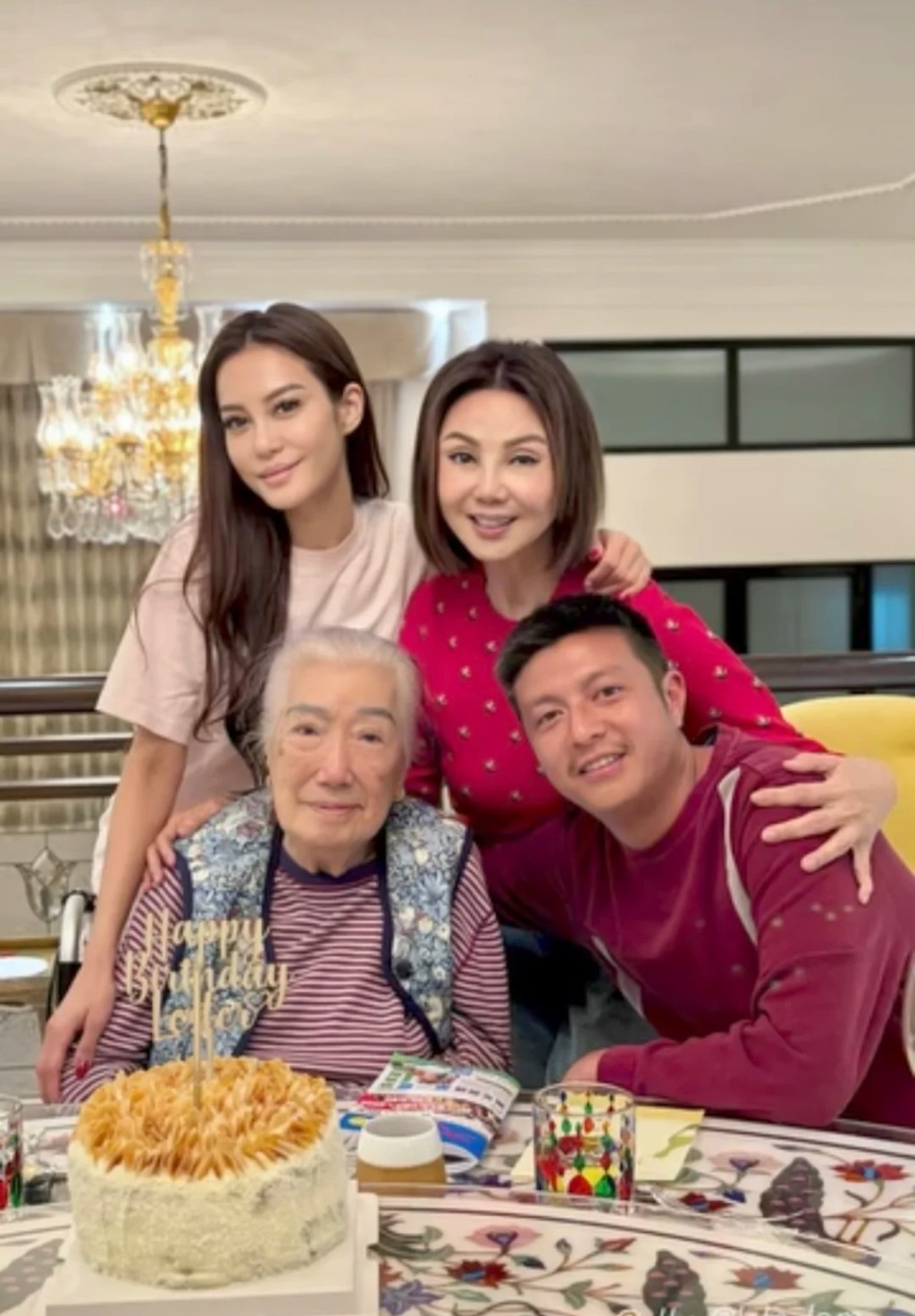 林孝賢留寸頭十分有型，林余寶珠非常精神。