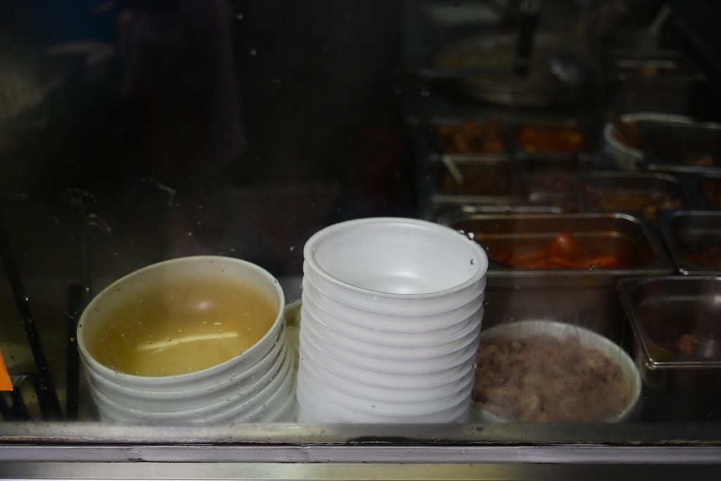 不少食肆仍提供發泡膠餐具，店員表示會短時間內用完塑膠餐具貨存。