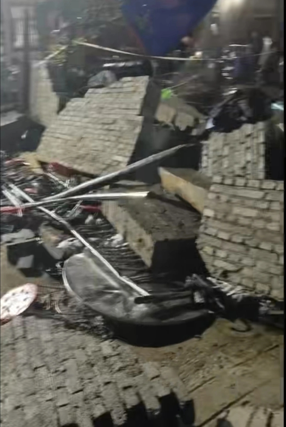 大約3米的圍牆倒塌。大風新聞 大約3米的圍牆倒塌。大風新聞