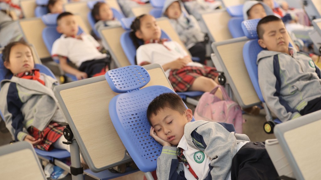 浙江省湖州市有学校购入可折叠上课桌椅，让学生午休「躺著睡」。 新华社