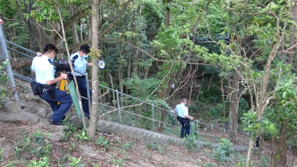 警方在現場調查。