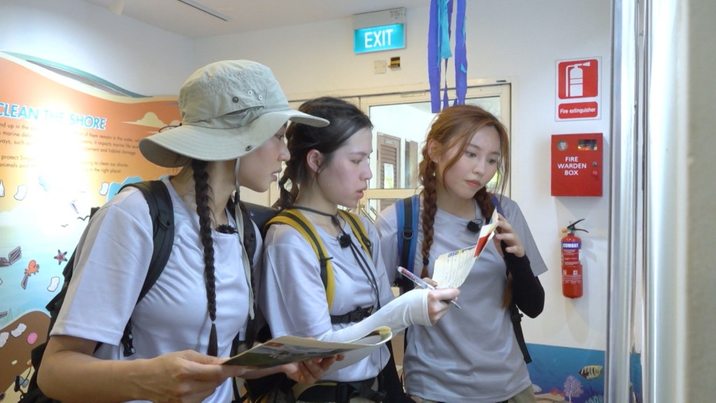 Sumling與Winka和Ivy制定野外定向策略。 Sumling與Winka和Ivy制定野外定向策略。