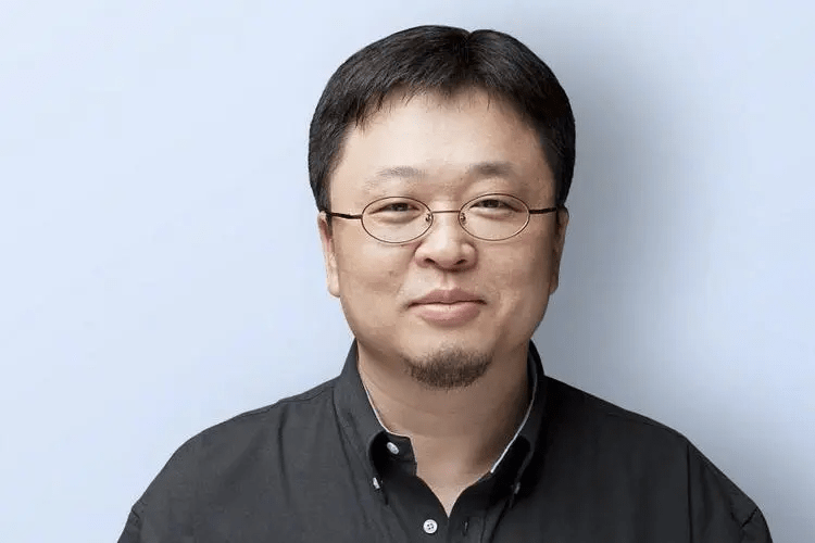 罗永浩，男，1972年出生于吉林省延边朝鲜族自治州和龙县（今和龙市），现为交个朋友直播间首席好物推荐官、企业家、演说家。