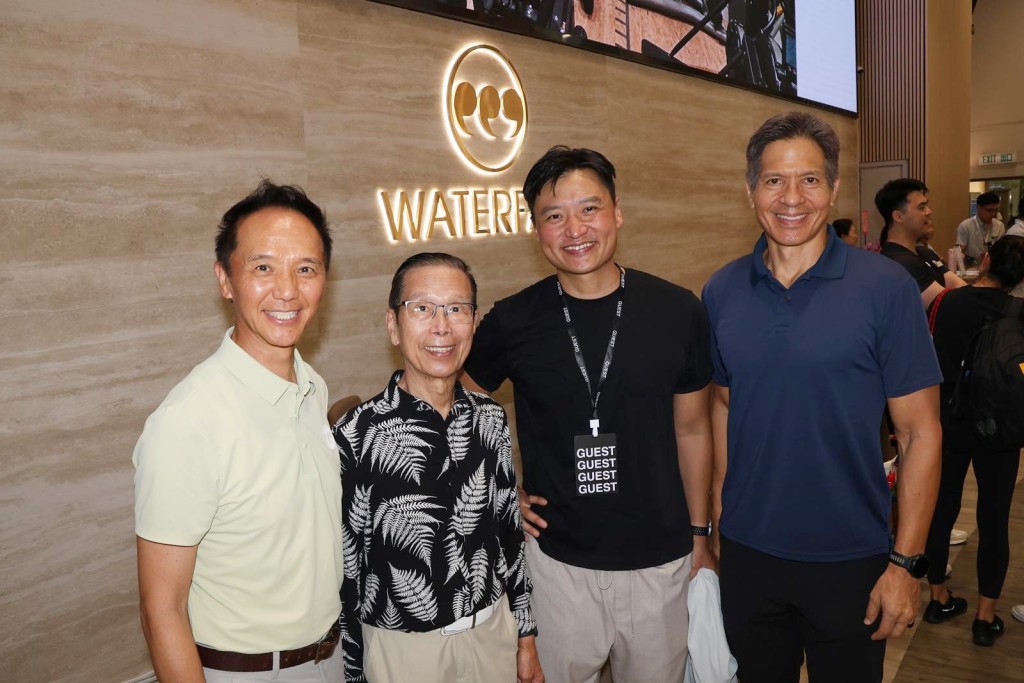 现任香港大学运动中心总监的谢家德（右一)及郑泳舜议员（右二应邀出席Waterfall Sports & Wellness奥运会所的揭幕礼。徐嘉华摄