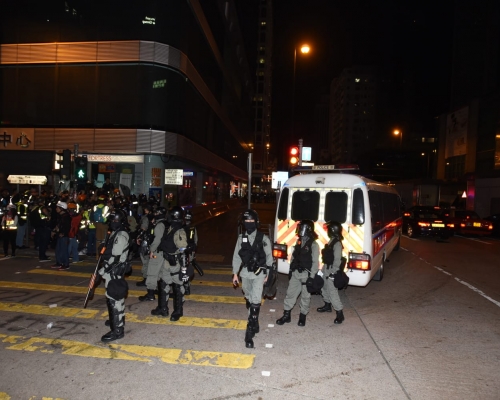防暴警察驅散人群