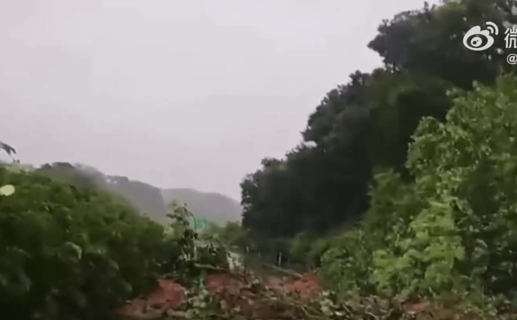 广西玉林暴雨，发生山泥倾泻。 网片截图