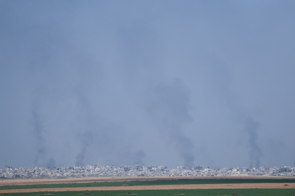 加沙持续受到以军空袭，冒出大量浓烟。路透社