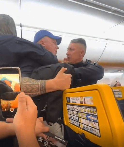 兩名乘客在飛機上毀壞護照使飛機被迫降。X@krazyukfights