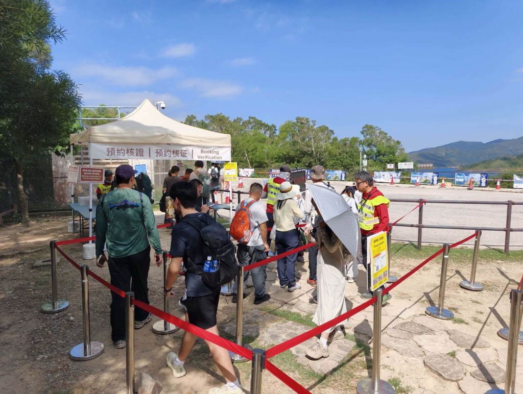 萬宜水庫東壩破邊洲段在黃金周期間實施預約制,今日(7日)約有670人到訪。 萬宜水庫東壩破邊洲段在黃金周期間實施預約制,今日(7日)約有670人到訪。