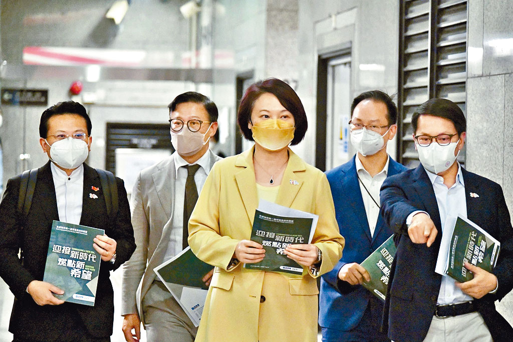 民建聯成員與李家超會面後見記者。