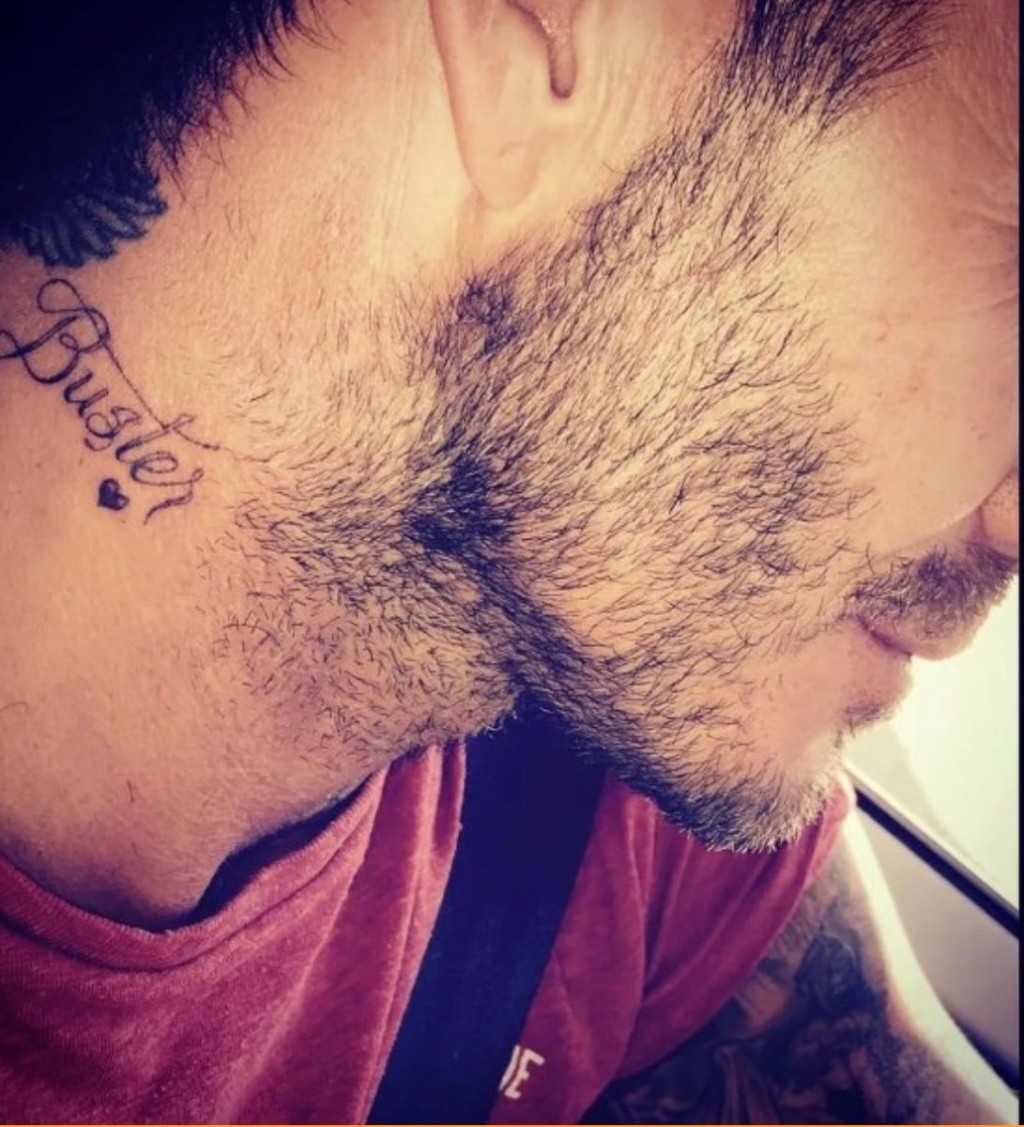 碧咸日前亦分享為Brooklyn而紋的「Buster」紋身。 碧咸日前亦分享為Brooklyn而紋的「Buster」紋身。