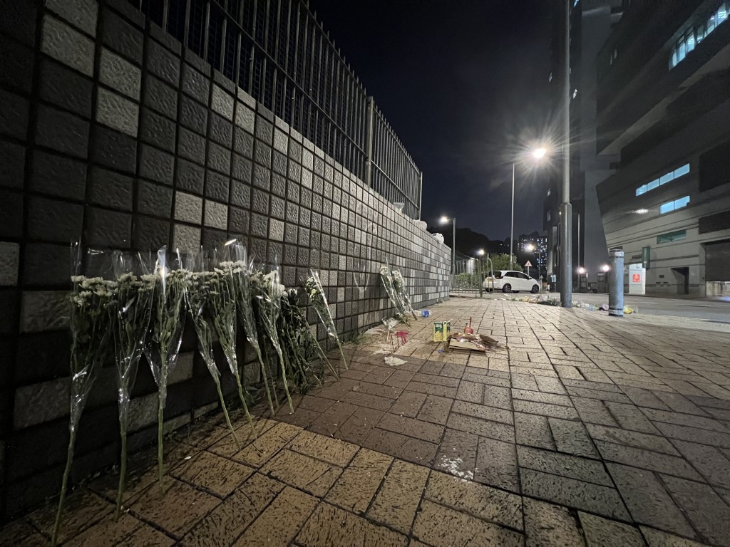 入夜後現場仍擺放大批鮮花。