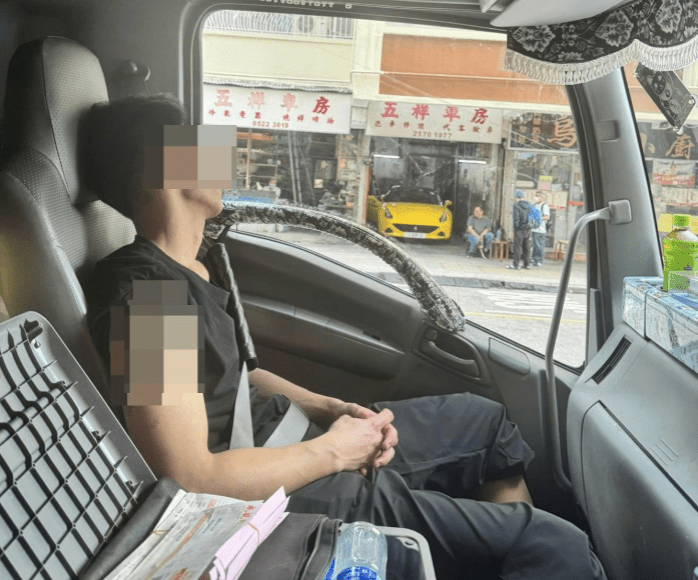 涉事司机事后将该名怪男强登货车的照片上载至社交平台。从相片可见，涉案男子右臂有纹身，面对司机镜头时显得刻意躲避。网上图片