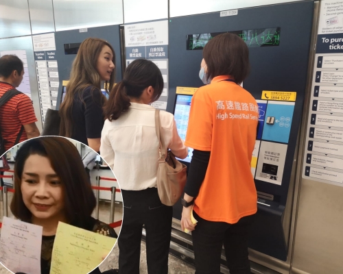 站內所有自動售票及取票機一度暫停使用，職員改以人手書寫車票。梁國峰攝