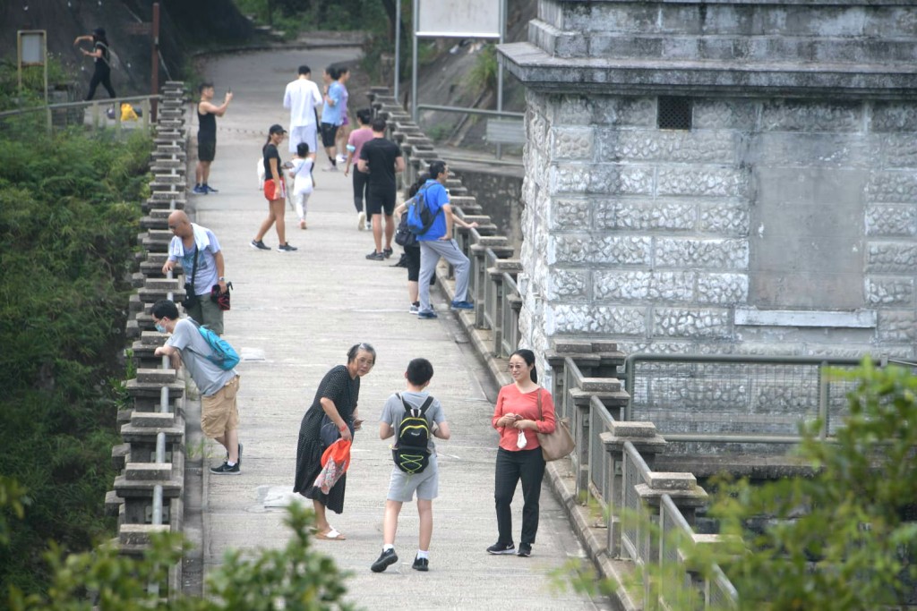 市民湧去郊外呼吸新鮮空氣。