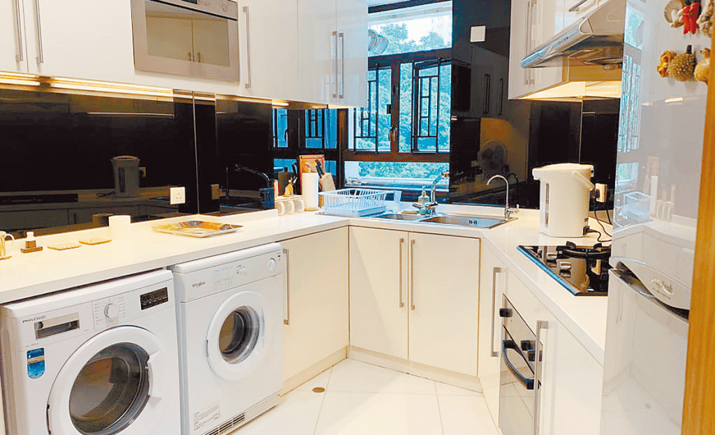 廚房設有上下列廚櫃，並已預留位置擺放洗衣機等。