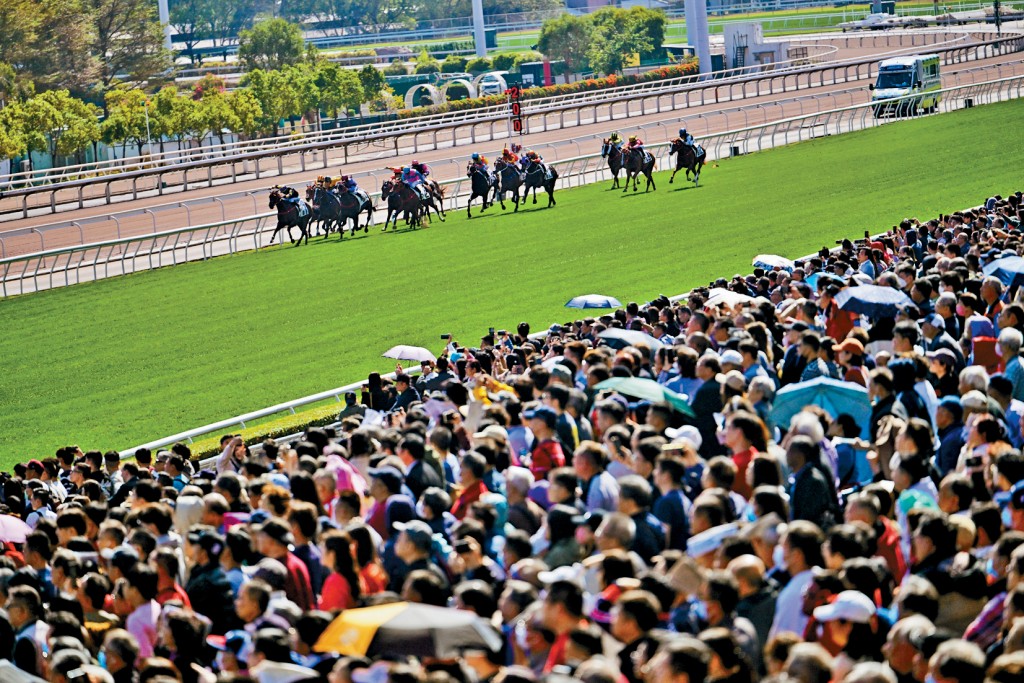 龍年賀歲賽馬昨日舉行，逾八萬一千人逼爆沙田馬場，是2019年賀歲賽後新高。