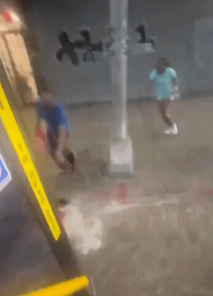 一旁的民眾見狀嚇得驚呼,趕緊頂着急流上前拉人,過程險象環生。 一旁的民眾見狀嚇得驚呼,趕緊頂着急流上前拉人,過程險象環生。