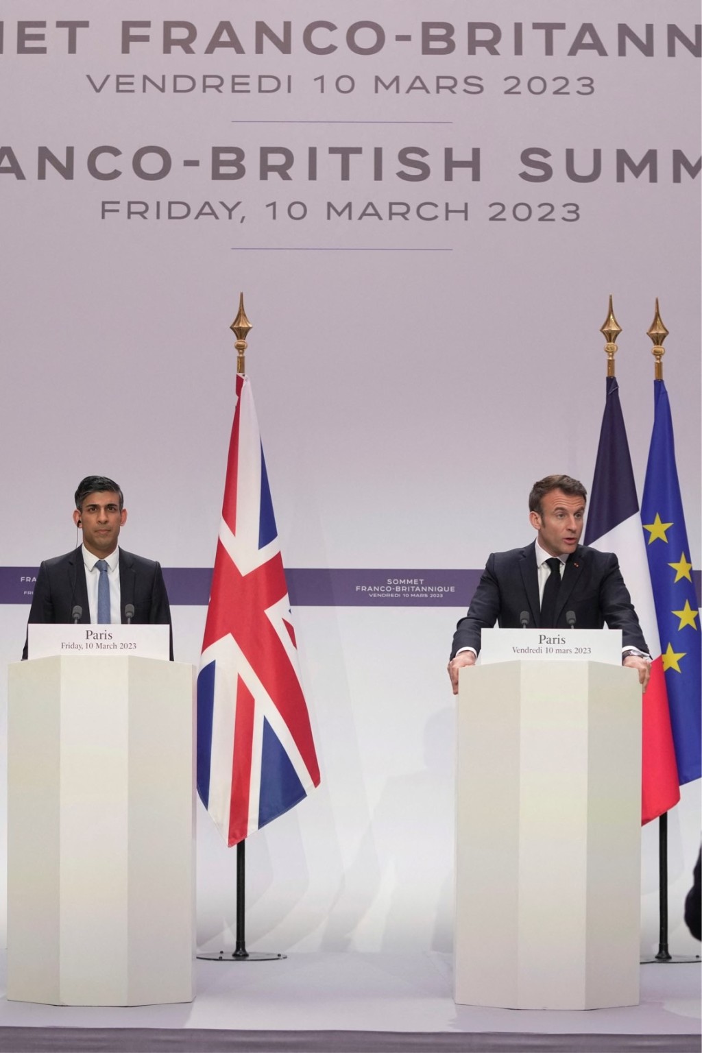 英国首相辛伟诚（左）与法国总统马克龙一同见记者。 路透社