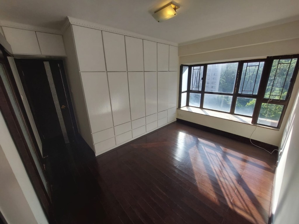 單位面積942方呎,3房間隔。 單位面積942方呎,3房間隔。