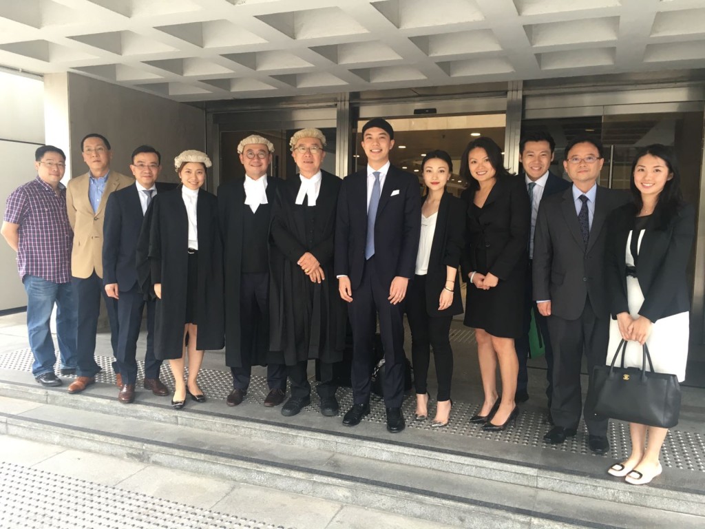 陳廷謙(右五)將轉為事務律師。方嘉欣攝