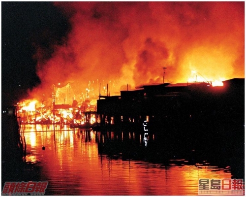 大火將棚屋海面照得通紅。資料圖片