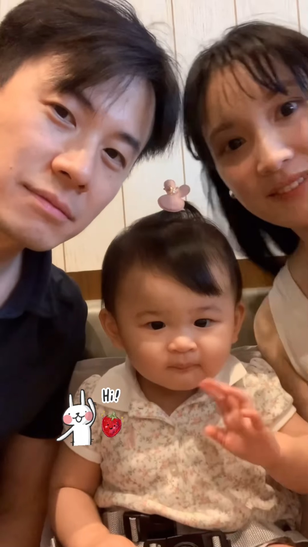 林佑蔚昨日（6日）在IG分享一段影片，见到她与老公及囡囡向镜头前挥手。