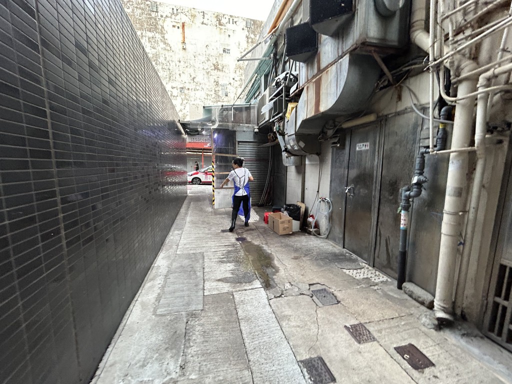 現場為土瓜灣上鄉道近九龍城道交界一條後巷。曾志恆攝