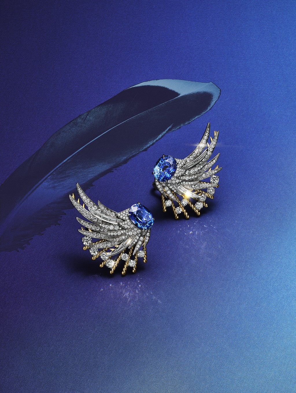 Wings鉑金及18K黃金鑽石耳環，鑲嵌單顆重逾4卡的天然珍貴斯里蘭卡藍寶石、單顆逾4卡的天然藍寶石。