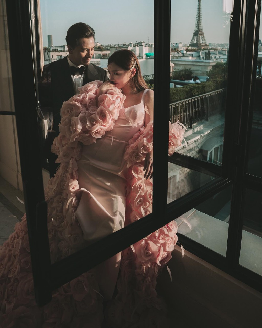 馬國明和湯洛雯在社交網分享在巴黎拍攝的婚照。