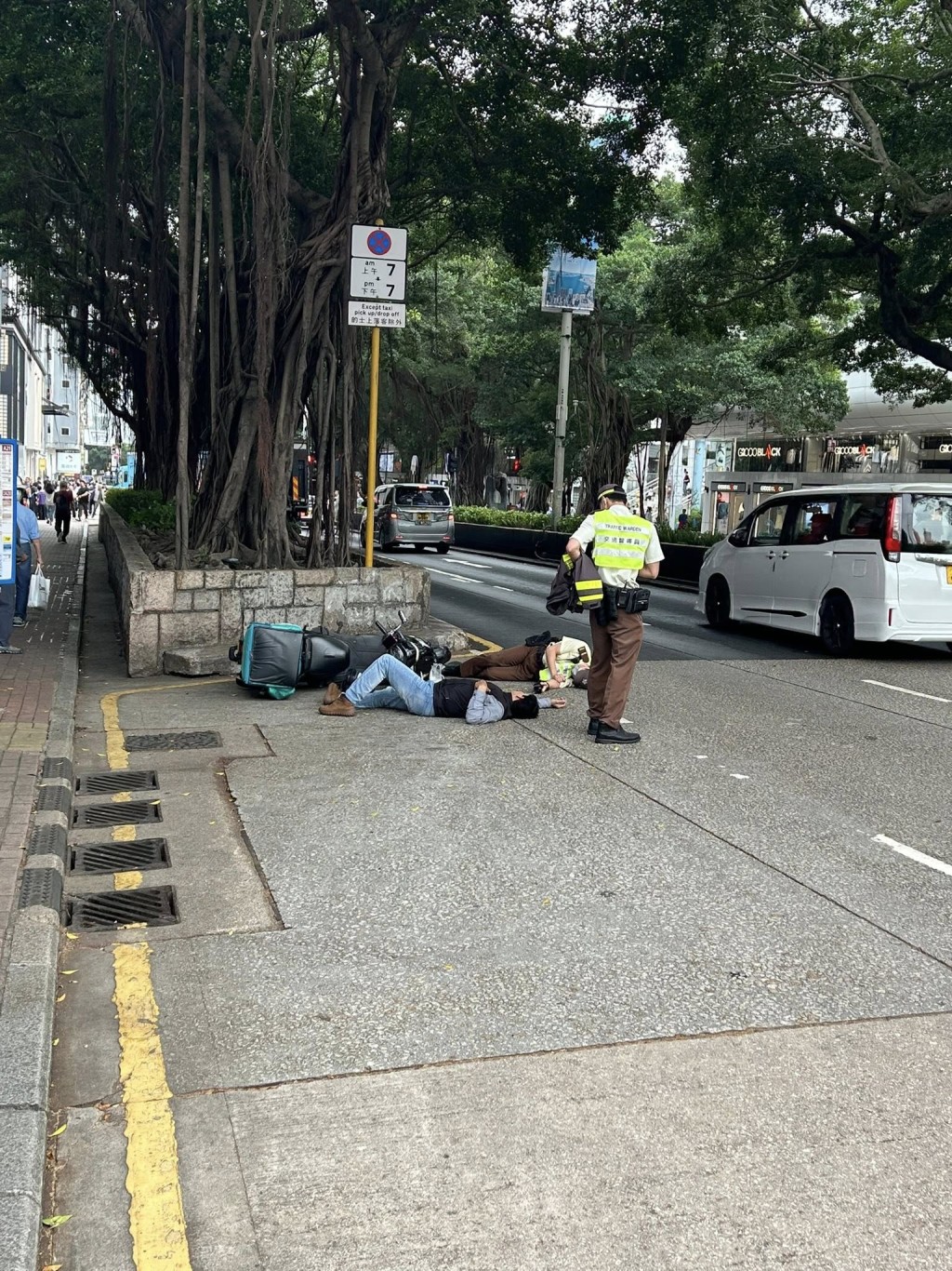 電單車倒在地上。fb 馬路的事討論區