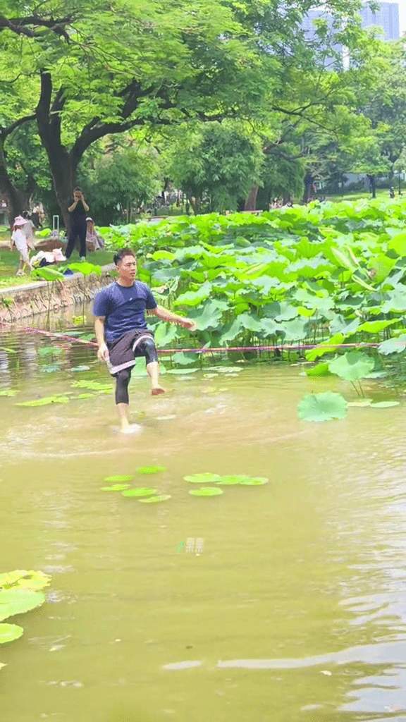 洪湖公園荷花賞引入「水上扁擔」，國內頂級水上特技首度亮相深圳。 抖音