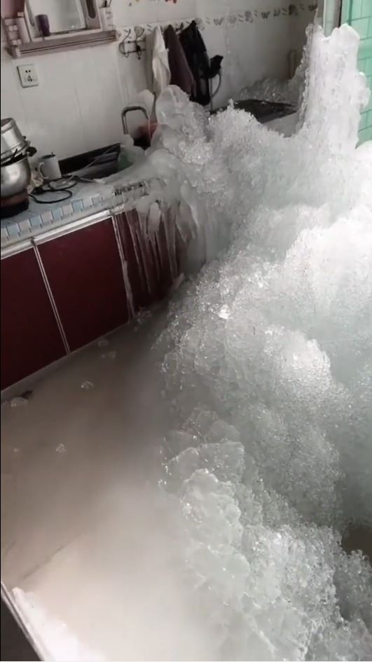 黑龍江有民眾忘關水龍頭，導致單位被冰封。抖音＠鄉村情懷