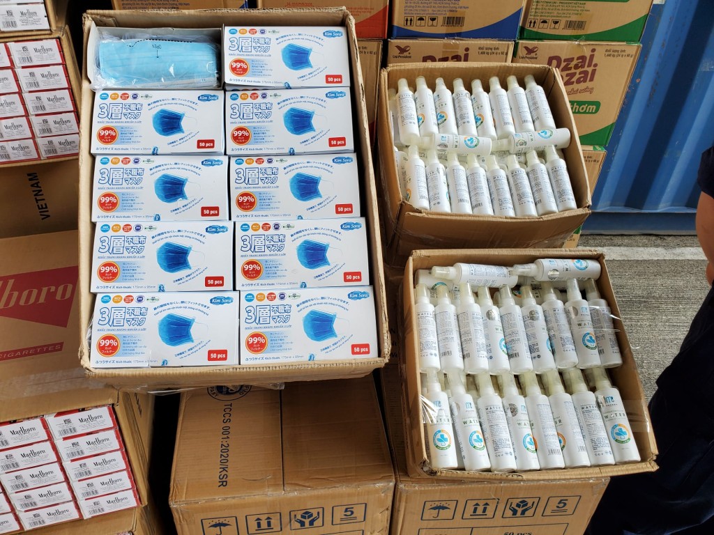 犯人以杯麵、口罩、消毒用品作掩蓋，底層則放置懷疑私煙。 梁國峰攝