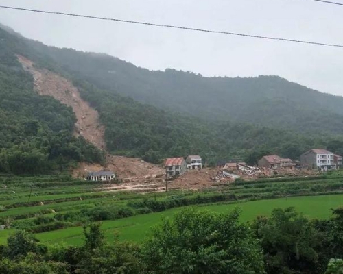 黃梅縣大河鎮袁山村3組突發山泥傾瀉，導致5戶9名群眾被埋。(網圖)