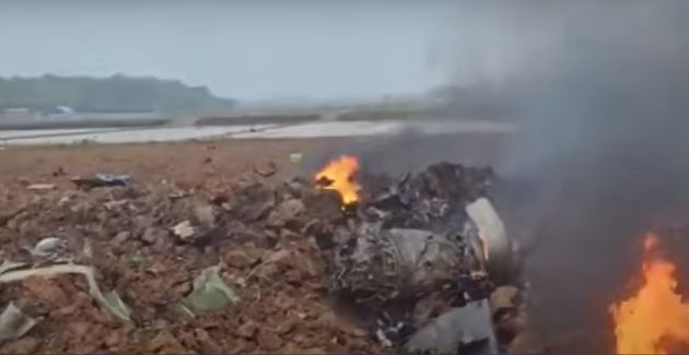 F16战机坠毁后燃烧，已看不到飞机样子。