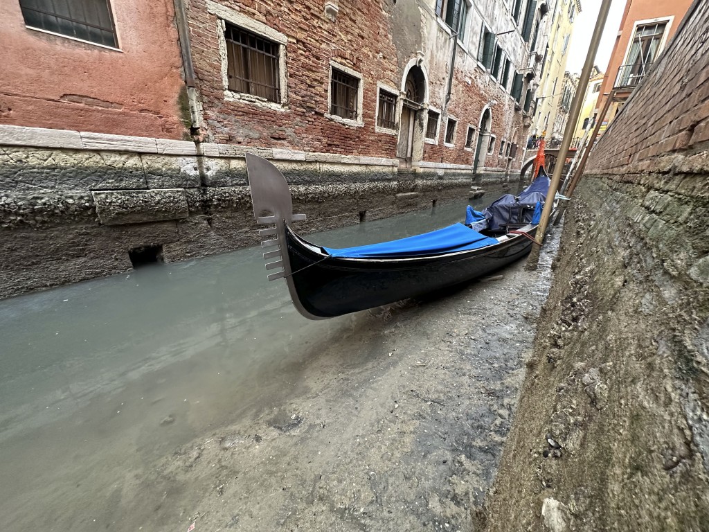 意大利大旱，水都威尼斯运河乾涸，贡多拉搁浅。AP