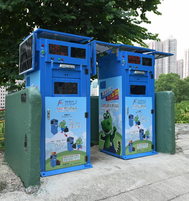 最新装设的太阳能废物压缩箱。 政府图片