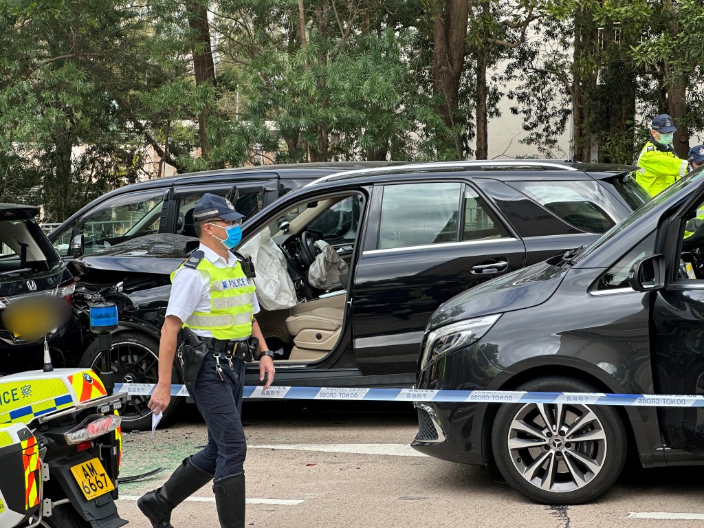 平治私家車企圖撞開其他私家車突圍而逃不果。梁國峰攝