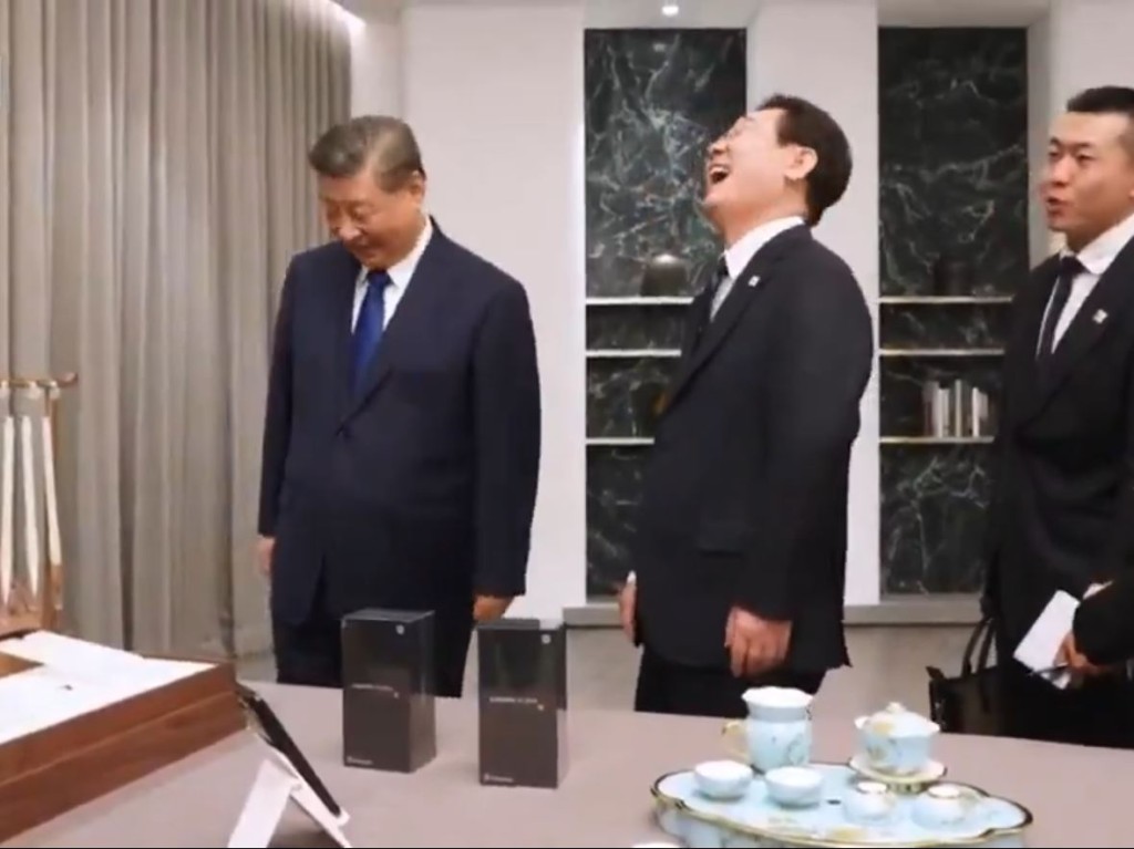 習近平與李在明拿小米手機的通訊安全來開玩笑。JTBC