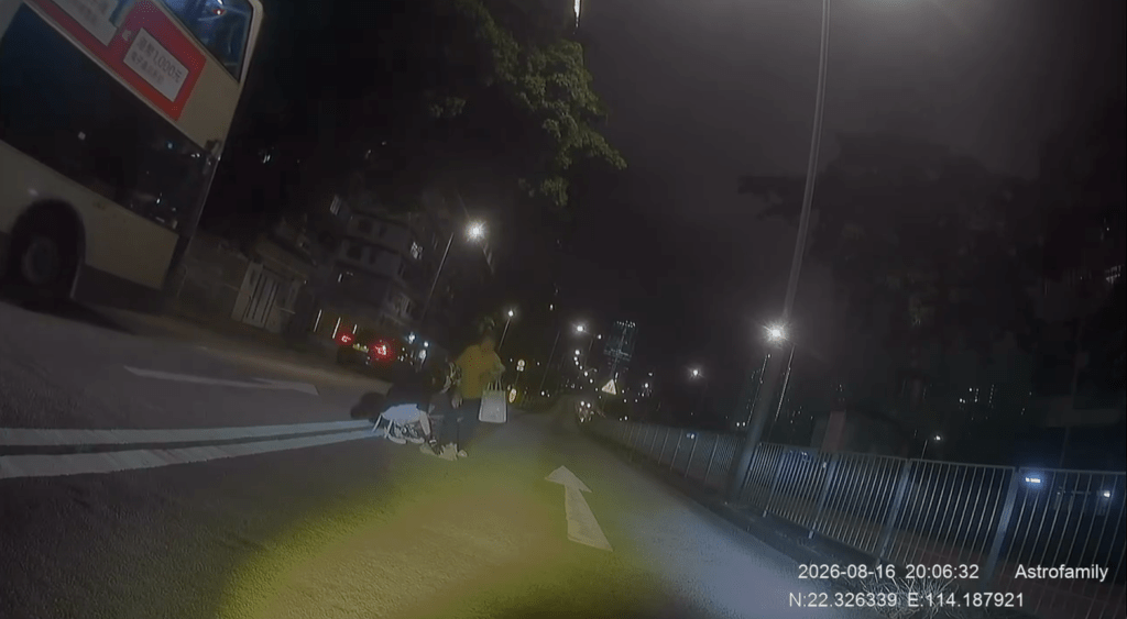 懷疑狗主隨後趕至,將小狗帶回行人路。Facebook 車cam L(香港群組)影片截圖 懷疑狗主隨後趕至,將小狗帶回行人路。Facebook 車cam L(香港群組)影片截圖