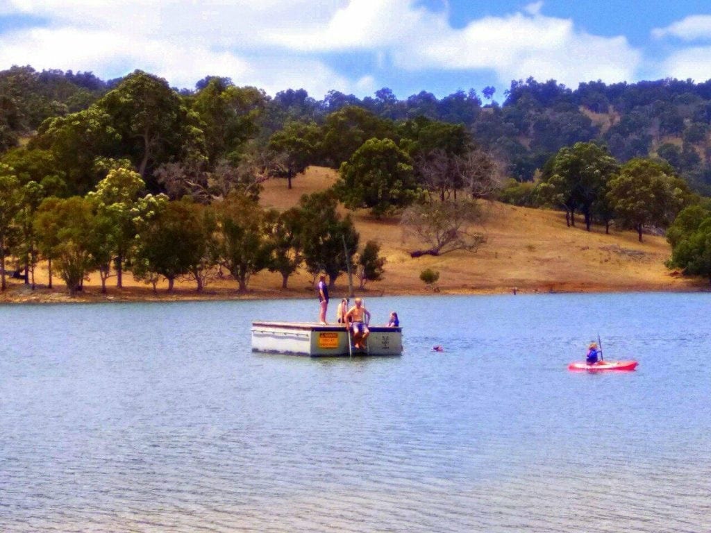 澳洲受歡迎的游泳湖區德拉克斯布魯克堰。網圖