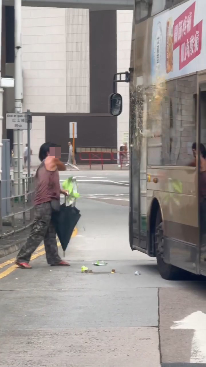 背心男將手上的外賣掟向車身。Threads:edisonlai1219 背心男將手上的外賣掟向車身。Threads:edisonlai1219