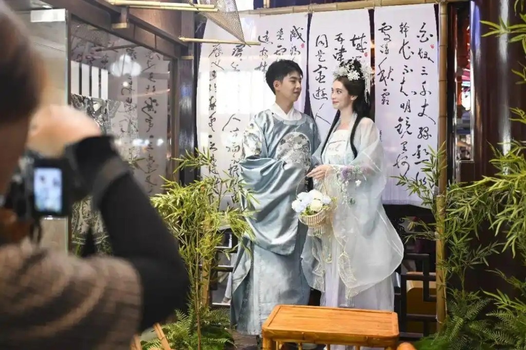 奧地利遊客在中國拍攝漢服寫真。新華社 奧地利遊客在中國拍攝漢服寫真。新華社