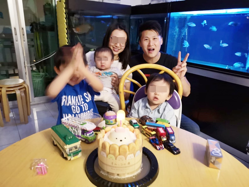 死者(後排右一)昨日剛為次子慶祝兩歲生日。小圖紫衣為與死者同車的父親。