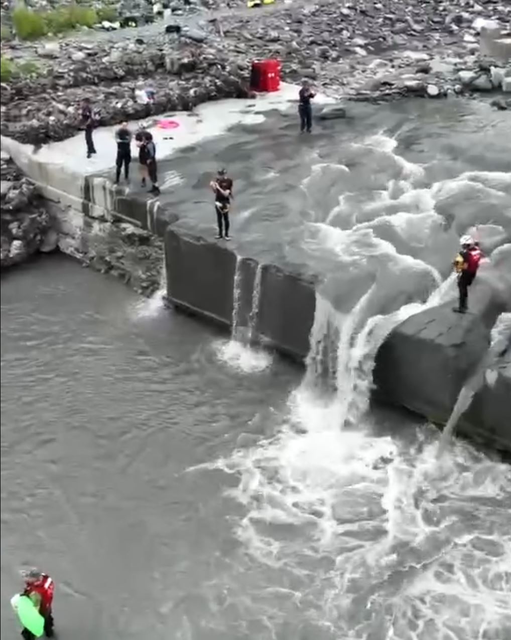 屏東少年困水下石縫失蹤4小時，靠挖泥機阻截水流減低水壓奇蹟救出。Threads＠pingtung_rescue