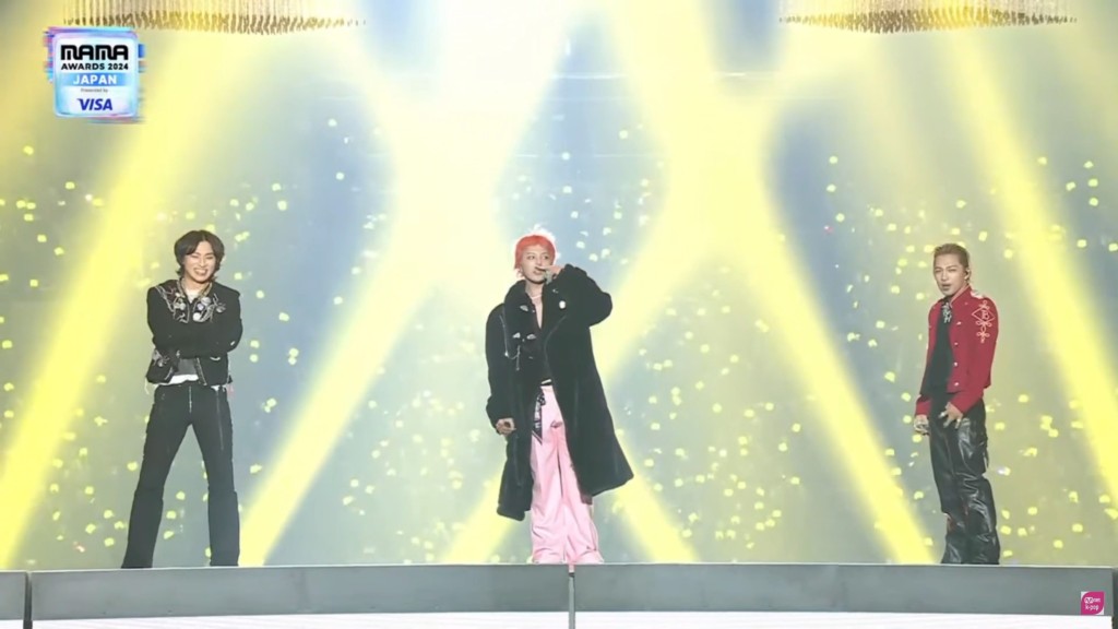 之前三人為MAMA合體表演。 之前三人為MAMA合體表演。