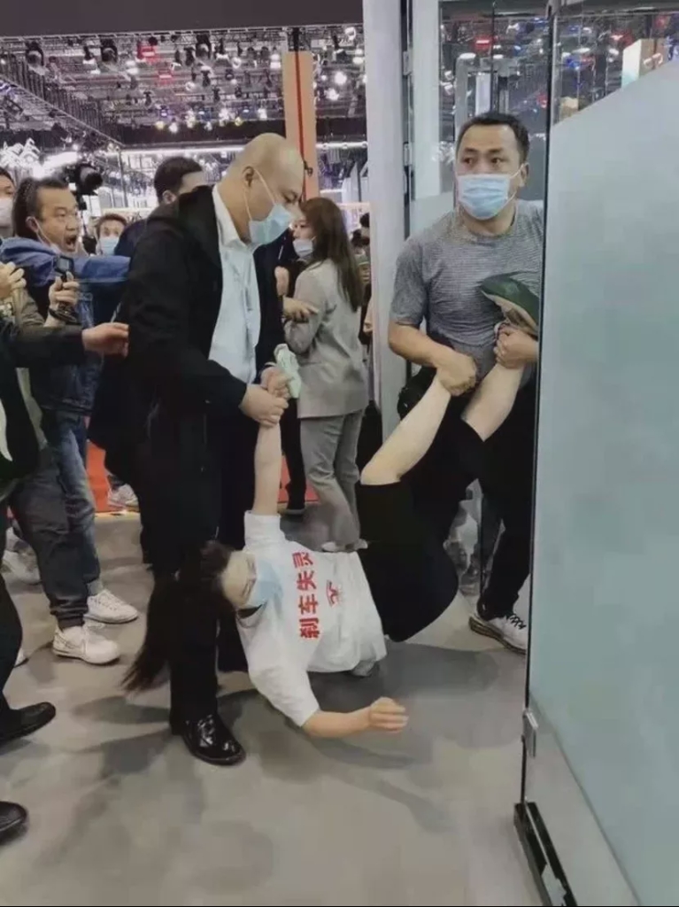 「車頂維權」女車主告贏Tesla,法院判交出「完整行車數據」。 「車頂維權」女車主告贏Tesla,法院判交出「完整行車數據」。