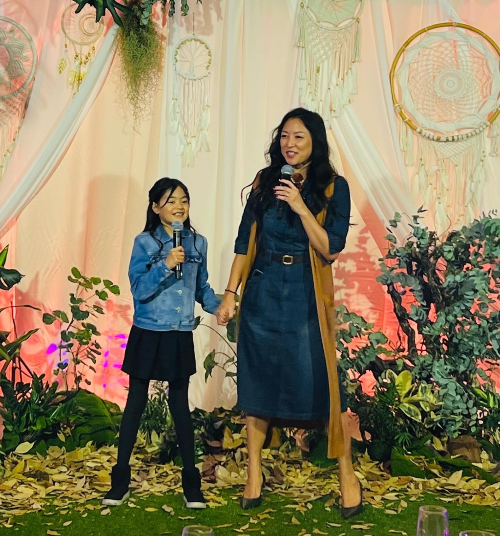 结婚当日，妹妹林德懿与女儿唱歌助庆。